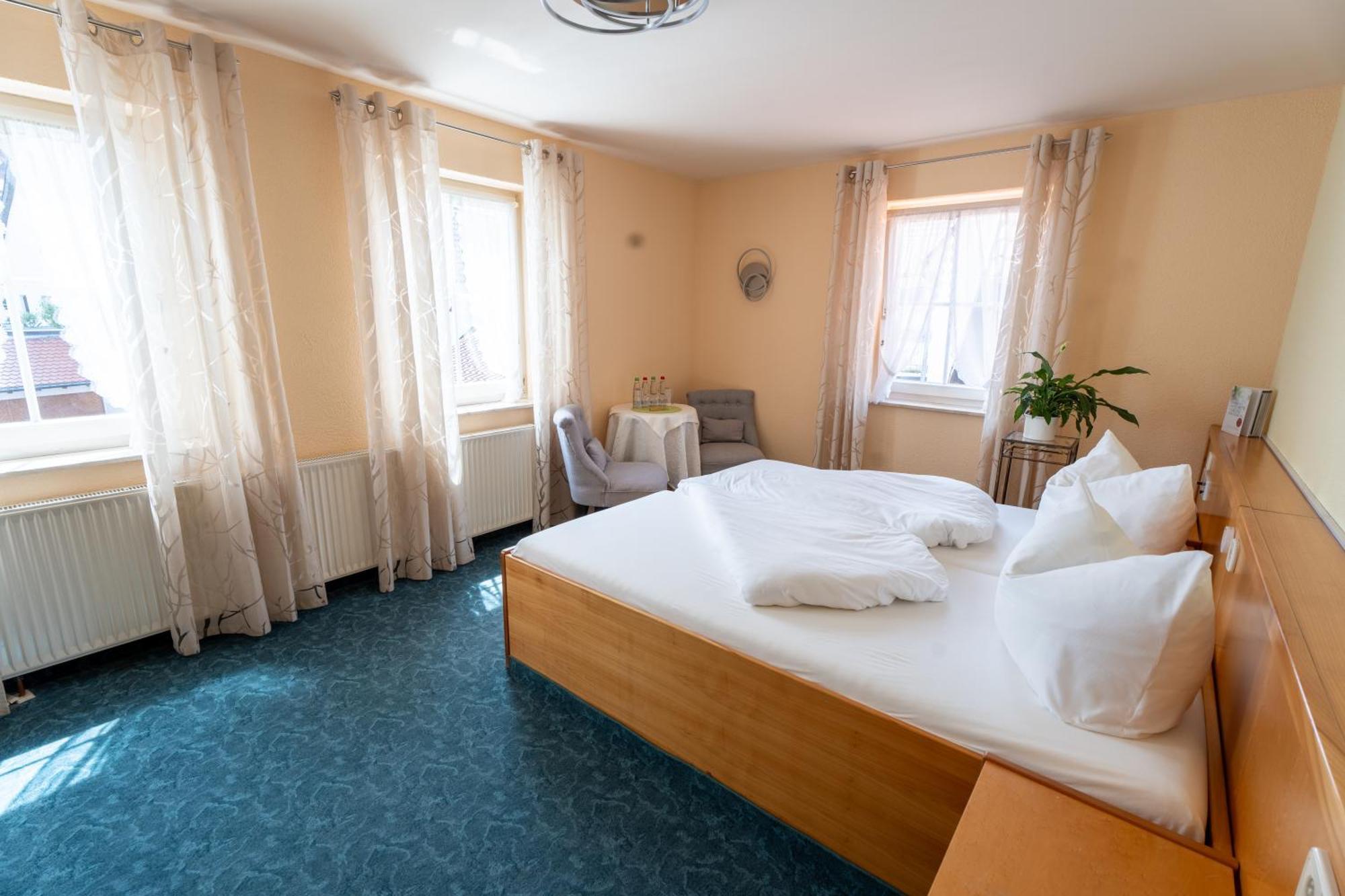 Hotel - Restaurant Traube Neuffen Exteriör bild